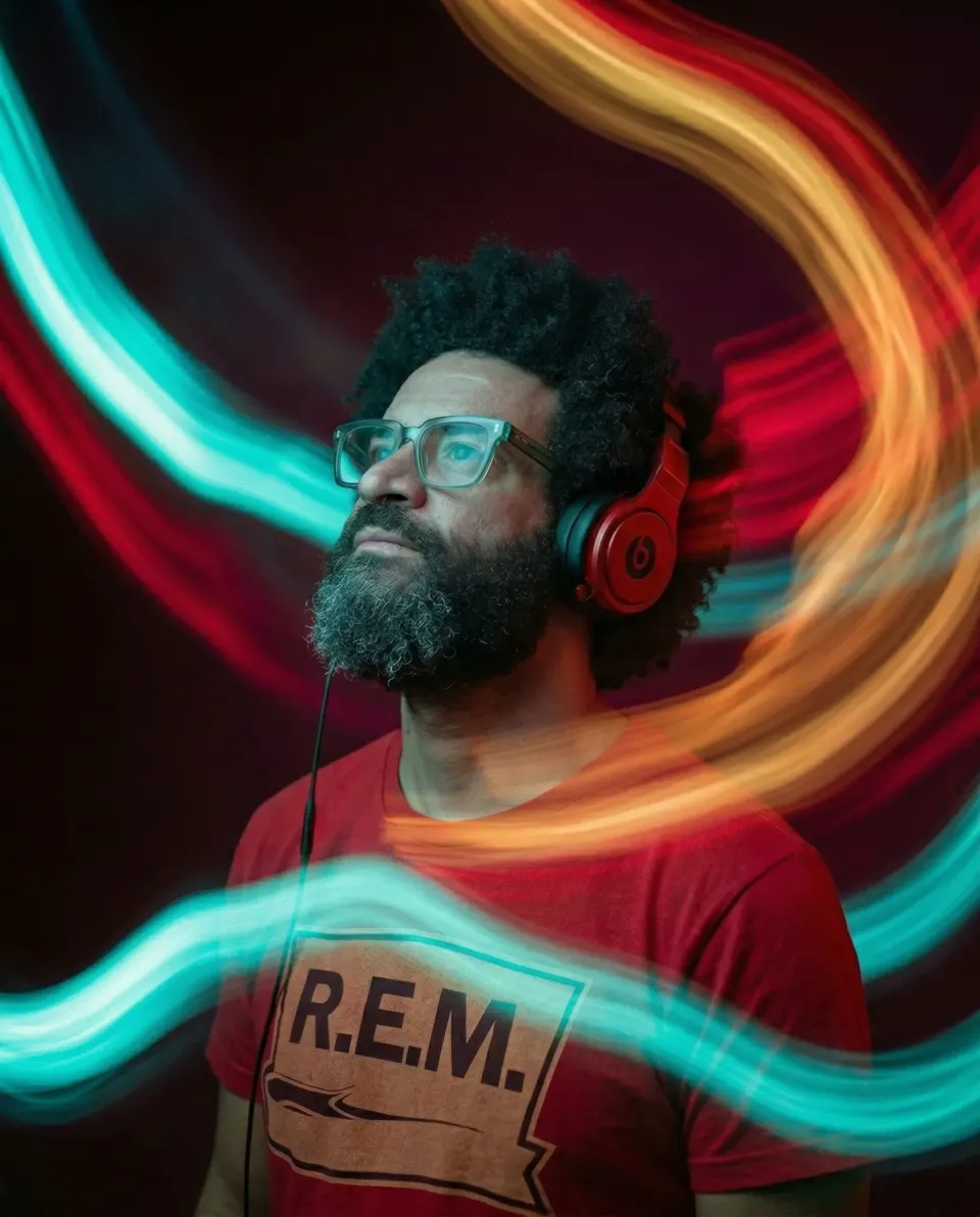 Miro Vaz com fones de ouvido